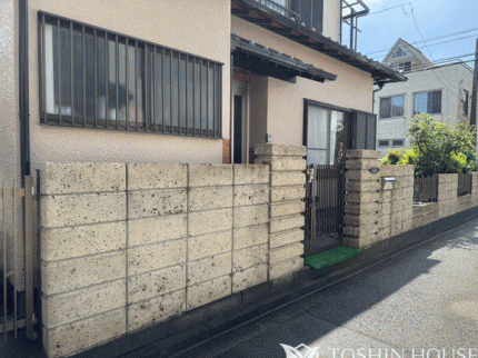 汚れたブロック塀を塗装