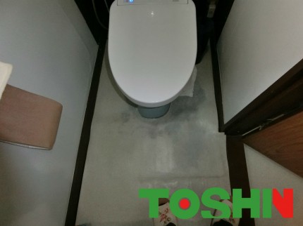 トイレ床の染みを確認 トイレ床の染みを確認