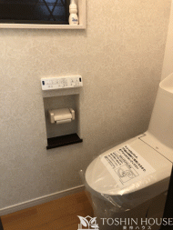 トイレの取替えと壁紙の張替え