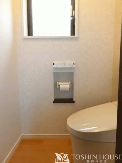 トイレの取替えと壁紙の張替え