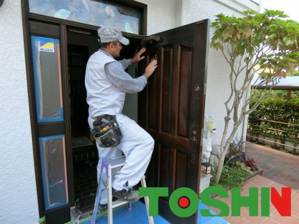 木製玄関扉の塗装施工中 木製玄関扉の塗装施工中