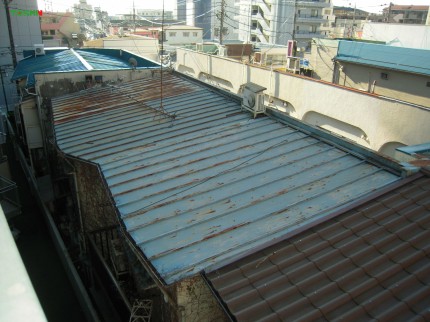 屋根被せ葺き工事　施工前