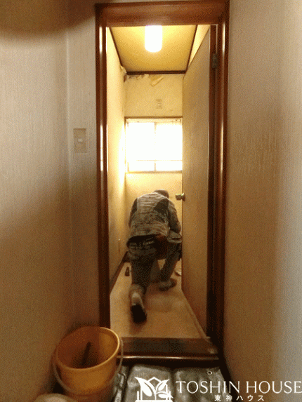 お掃除が楽でトイレが広々タンクレストイレ